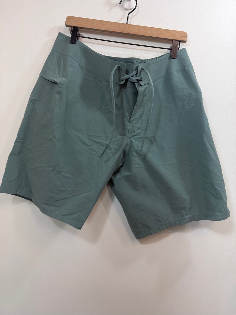 Lululemon Men’s Green board shorts size 36